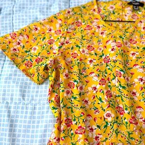 Beautiful yellow shirt with flowers. New, simple with ropes to tighten the waist